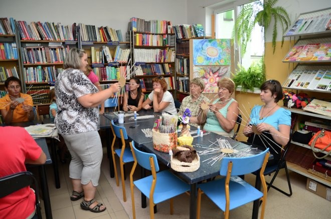 Uczestnicy warsztat&oacute;w wikliniarskich wykonywali oryginalne koszyki ze ścink&oacute;w gazetowych, fot. eOstrołęka.pl