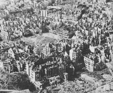 Zniszczona przez Niemc&oacute;w Warszawa
