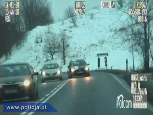 Pomimo podw&oacute;jnej ciągłej kierowca golfa chciał wyprzedzać. Wyjechał na czoł&oacute;wkę z policją, fot. policja.pl