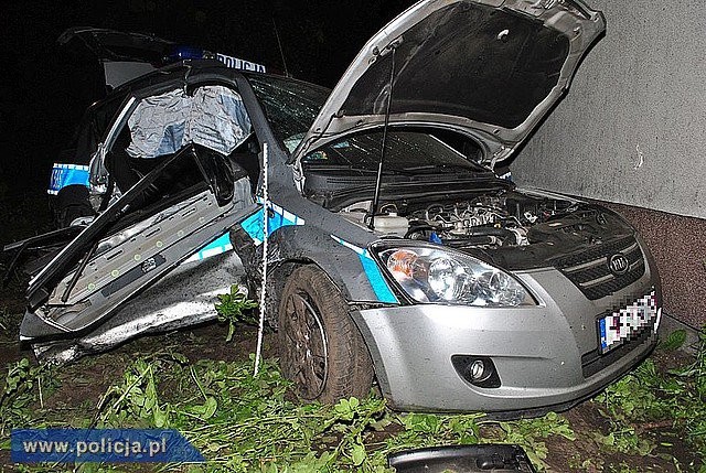 Zniszczony radiow&oacute;z, w kt&oacute;ry wjechał pijany 18 latek, fot. policja.pl
