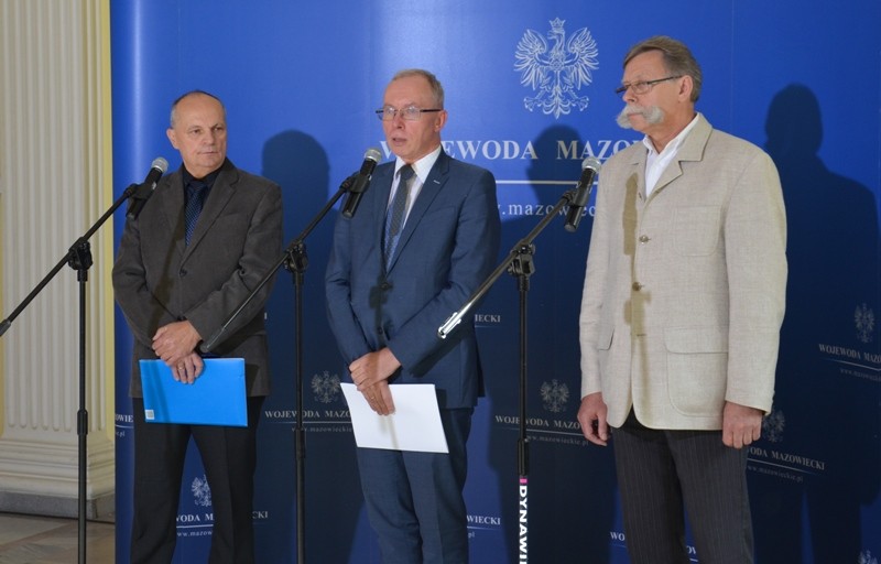 Briefing prasowy. Marek Kujawa, zastępca dyrektora stołecznego Biura Bezpieczeństwa i Zarządzania Kryzysowego; wojewoda Jacek Kozłowski; Kazimierz Rakocki, zastępca wojew&oacute;dzkiego inspektora sanitarneg