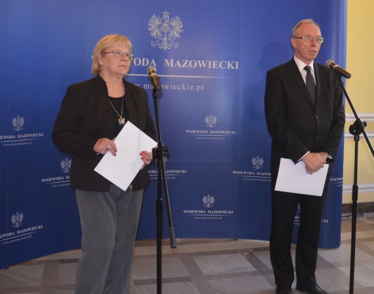 Halina Lipke, radca wojewody ds. ochrony i utrzymania grob&oacute;w, cmentarzy wojennych i miejsc pamięci narodowej oraz Jacek Kozłowski, wojewoda mazowiecki