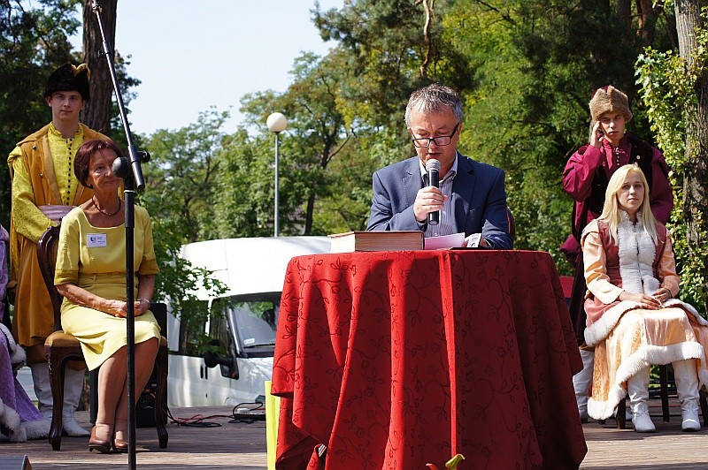 Narodowe Czytanie Trylogii. Prezydent Janusz Kotowski czytający Ogniem i Mieczem, fot. eostroleka.life