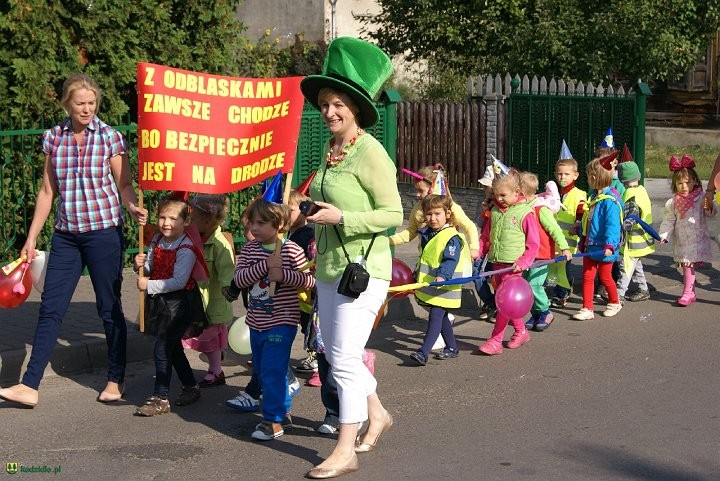 Parada bezpieczeństwa z okazji Og&oacute;lnopolskiego Dnia Przedszkolaka, fot. archiwum Szkoły Podstawowej w Kadzidle