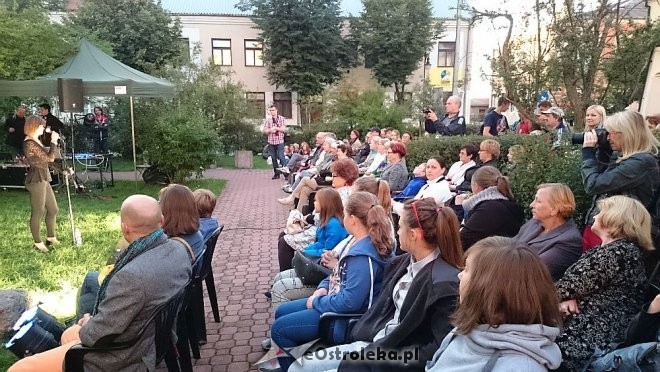 Art Czwartek, Występ Aleksandry Dzwigały, fot. eostroleka.life