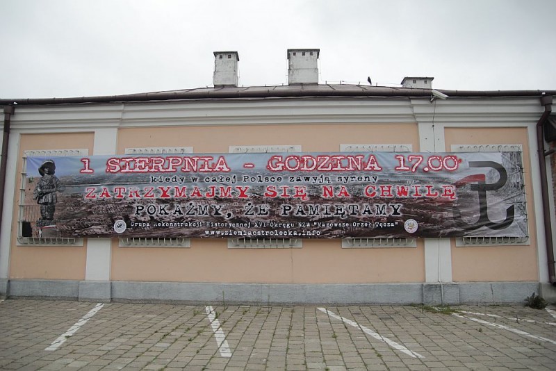 Baner przypominający o rocznicy wybuchu Powstania Warszawskiego, fot. eostroleka.life