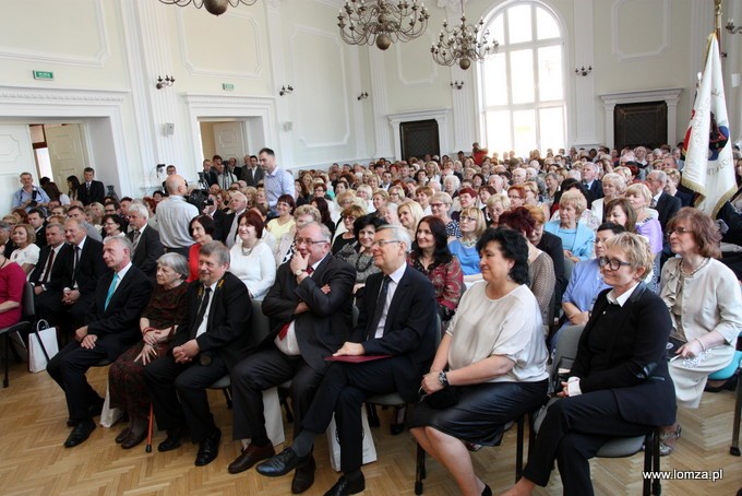 Prezydent Łomży Mieczysław Czerniawski na uroczystości przybył wraz z małżonką, absolwentką I LO, obecny był r&oacute;wnież prof. Tomasz Nałęcz, minister w Kancelarii Prezydenta RP, fot. lomza.pl