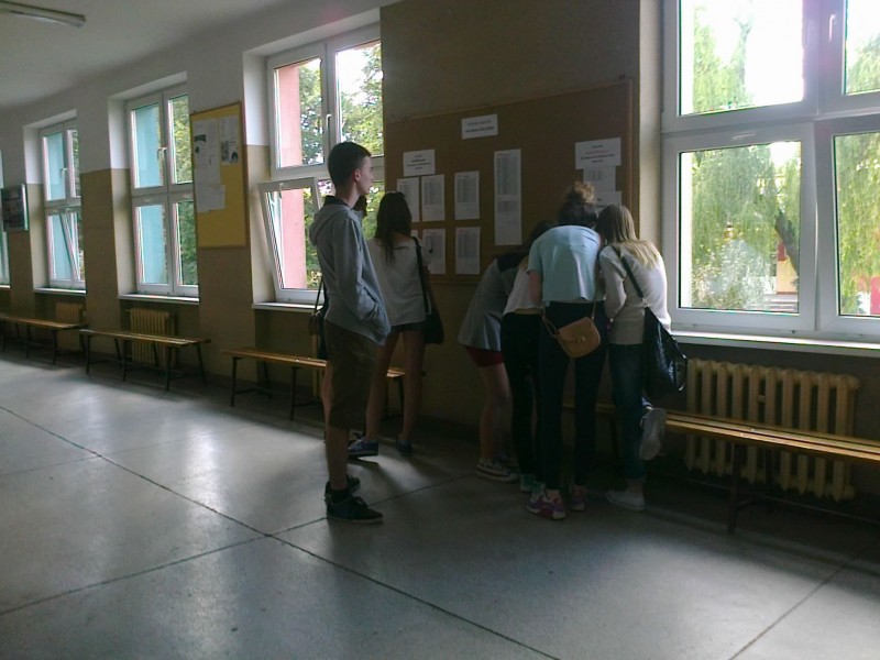 "Ściana płaczu" w I LO. To tu ogłoszono wyniki rekrutacji (fot. eostroleka.life)