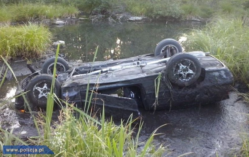 BMW, kt&oacute;re wpadło do stawu, fot. policja.pl