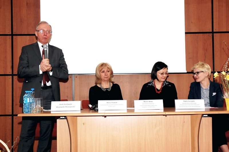 W spotkaniu udział wzięli (od lewej): wojewoda Jacek Kozłowski; Maria Pawlak, wojew&oacute;dzki inspektor sanitarny; Marta Widz, koordynator kamapnii "Wiem co jem" oraz Edyta Sznajder, dyrektor Biura Informa