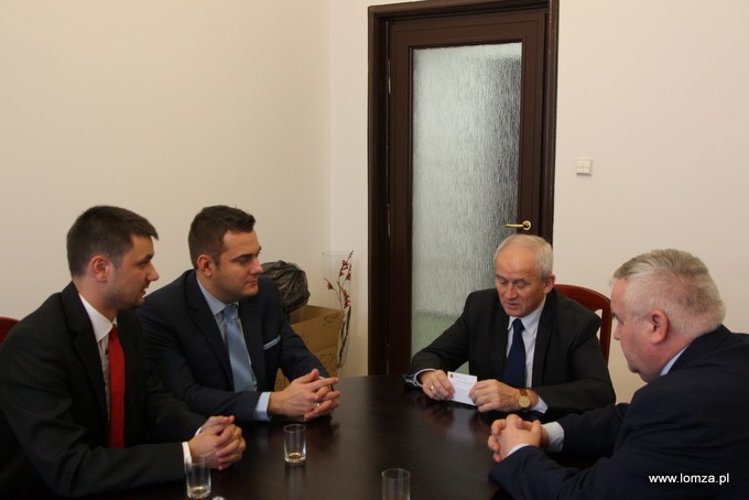 Spotkanie w gabinecie Ministra Energetyki. Od lewej: Paweł Laskowski z zarządu MPEC, Prezydent Łomży Mariusz Chrzanowski, Minister Energetyki Krzysztof Tch&oacute;rzewski oraz Poseł na Sejm RP Kazimierz Gwia