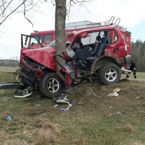 32-latka wpadła toyotą na drzewo. Ciężko ranną przewieziono śmigłowcem do szpitala