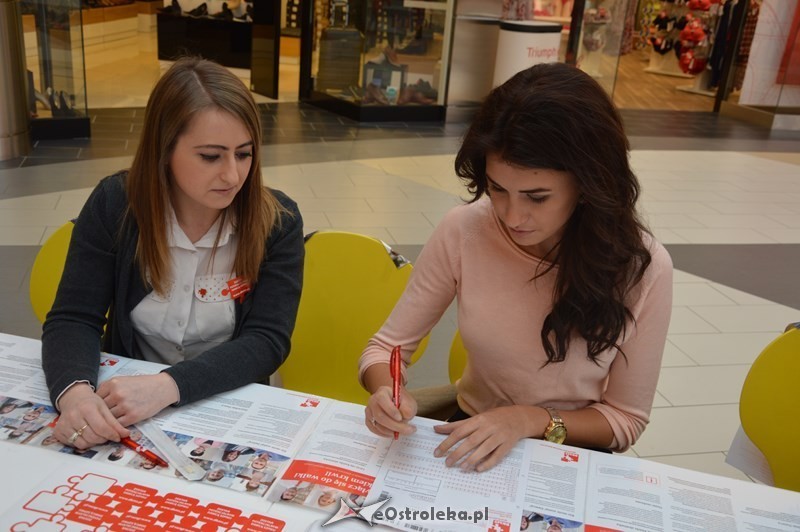 od lewej: koordynatorka DKMS w Ostrołęce Joanna Trościanko, Miss Polski Ewa Mielnicka, fot. eostroleka.life