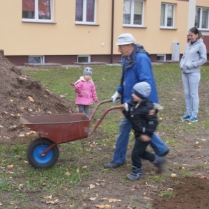Jesienne prace porządkowe przed blokiem socjalnym przy ul. Braterstwa Broni 