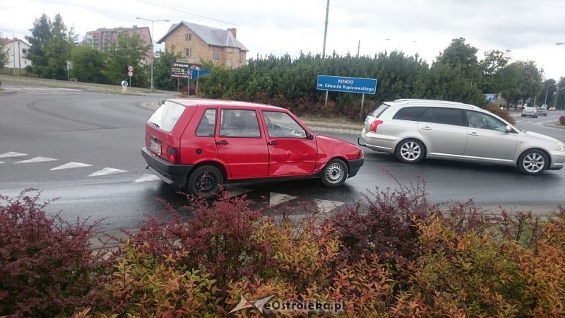 Plama oleju ciągnie się od przejazdu kolejowego aż do skrzyżowania z mini obwodnicą, fot. eostroleka.life