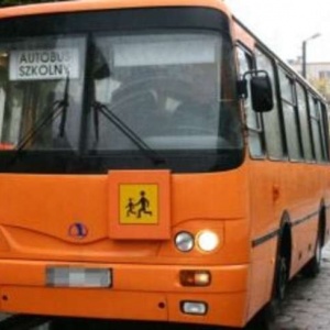 Łyse opony i spaliny w przedziale pasażerskim. Taki „gimbus” woził dzieci z Czarni do szkoły