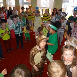„Wiosna radosna” – przedstawienie teatralne w Przedszkolu Miejskim Nr 17 Kraina Misiów [ZDJĘCIA]