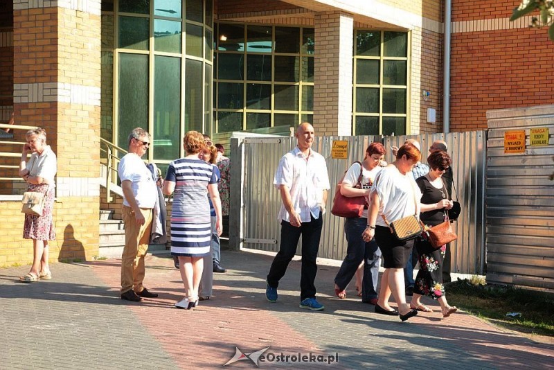 Oburzeni sp&oacute;źnieniem artyści fani opuszczają salę widowiskową OCK/fot. eOstrołęka.pl