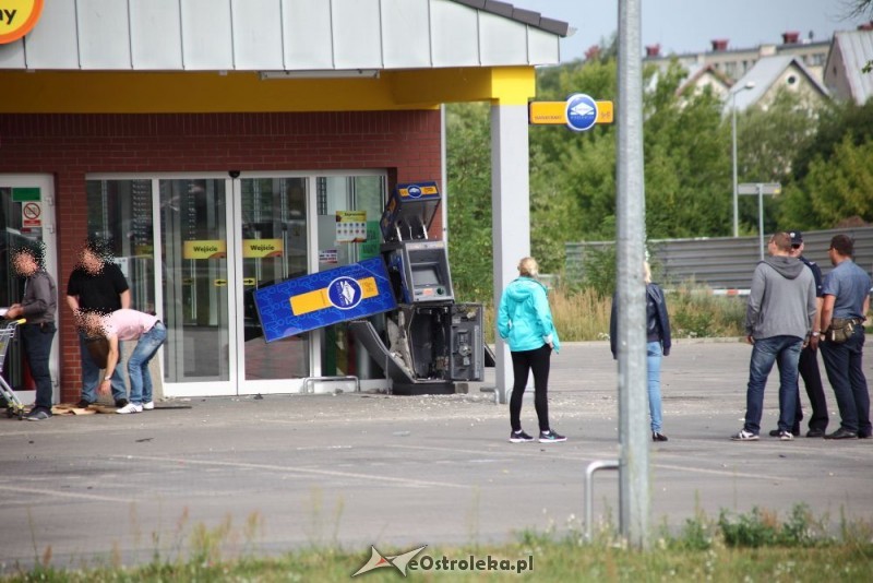 Eksplozja ładunk&oacute;w wybuchowych całkowicie zniszczyła bankomat, fot. eOstrołęka.pl