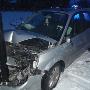 Wypadek w Tobolicach: Zajechał drogę spychając osobowe renault na betonowe ogrodzenie [ZDJĘCIA]