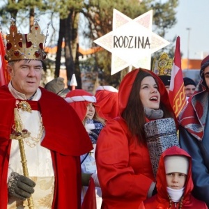 Orszak Trzech Króli przemaszerował ulicami Ostrołęki [ZDJĘCIA, WIDEO]