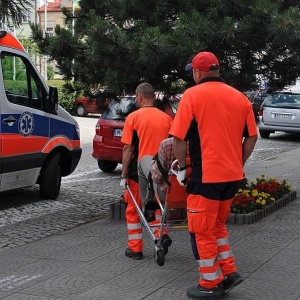 Ostrołęka: Dla „szpanu” wyszedł z domu przez okno. Spadł z pierwszego piętra