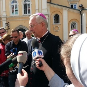 Papież Franciszek i abp Gądecki: pomóżmy uchodźcom