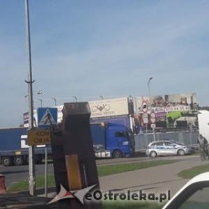 Ostrołęka: Ukraiński TIR zablokował rondo im. ks. Siemowita [ZDJĘCIA]