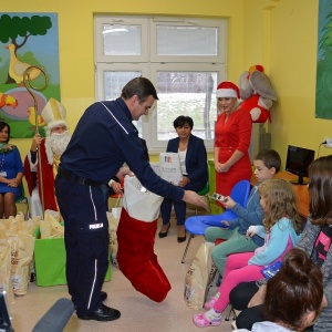 Mikołajki z mazowieckimi policjantami w radomskim szpitalu [ZDJĘCIA]