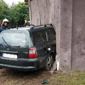 Grabowo Nowe: 29-latka zajęta grzebaniem w torebce wjechała w dom [ZDJĘCIA]