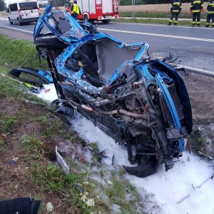 Ryzykując własnym życiem wyciągnęli zakleszczonego mężczyznę z płonącego auta [ZDJĘCIA]