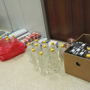 Nielegalne papierosy i alkohol znalezione u mieszkanki Ostrołęki
