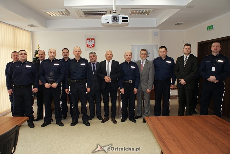 Fot. Wręczenie nagr&oacute;d podczas zeszłorocznego konkursu Dzielnicowy Roku 2016