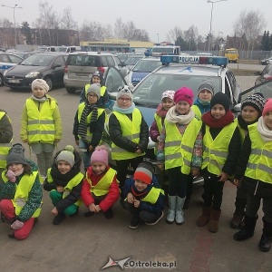 Uczniowie „szóstki” z wizytą u ostrołęckich policjantów [ZDJĘCIA]
