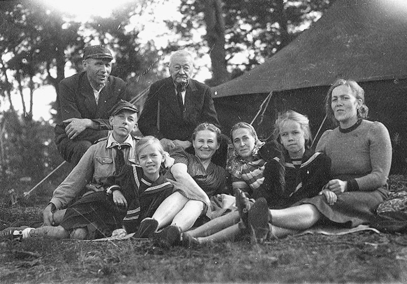 J&oacute;zef Psarski (w środku) na obozie harcerskim po drugiej wojnie światowej