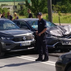 Zderzenie dwóch osobówek na alei Jana Pawła II. Uwaga na utrudnienia w ruchu [ZDJĘCIA, AKTUALIZACJA]