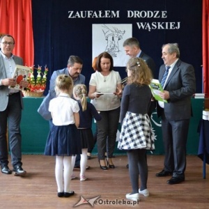 Konkurs poezji ks. Jana Twardowskiego „ Zaufałem drodze wąskiej” [ZDJĘCIA]