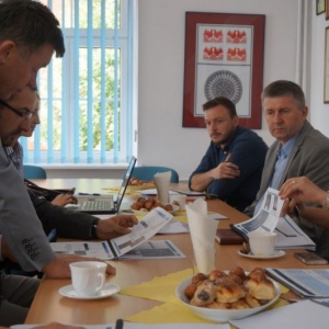 Projekt modernizacji linii kolejowej na roboczym spotkaniu
