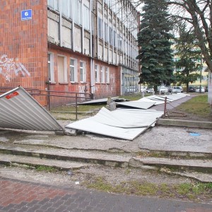 Interwencja Czytelnika: Przewrócony płot blokuje chodnik [AKTUALIZACJA, ZDJĘCIA]