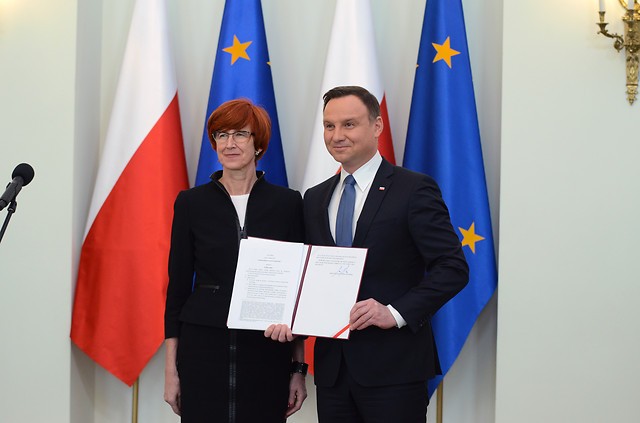 Minister Elżbieta Rafalska i Prezydeny Andrzej Duda. Podpisanie ustawy o „Rodzina 500 plus”, fot. Joanna W&oacute;jcik-Tarnowska