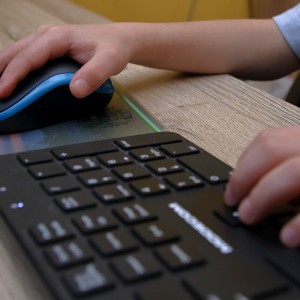 Co trzecia nastoletnia ofiara cyberprzemocy w ogóle nie zgłasza się po pomoc [WIDEO]