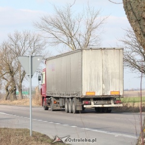 Problem przy Warszawskiej. Tiry blokują wyjazd i niszczą pobocze