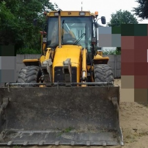 Poszukiwani sprawcy kradzieży koparki
