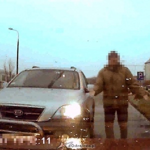 Interwencja Czytelnika: "Chamskie zachowanie kierowcy na zatłoczonym parkingu" [WIDEO]