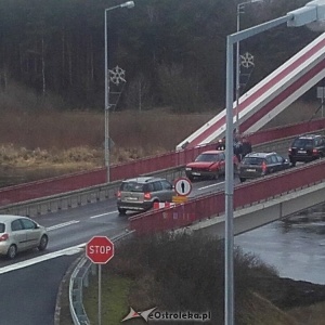Kolizja dwóch osobówek na „nowym moście” w Ostrołęce [ZDJĘCIA]