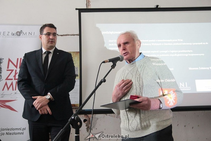Podczas dzisiejszej konferencji J&oacute;zef Głażewski opowiedział zgromadzonym w Muzeum Żołnierzy Wyklętych o wydarzeniach, kt&oacute;rych jako niespełna dziesięcioletni w&oacute;wczas chłopiec był świadkiem, fot. eOstro