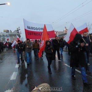 Marsz Niepodległości w końcu jest spokojny: "Władza ograniczała demokrację" [WIDEO]