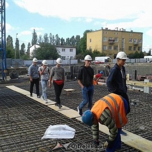 Uczniowie z ZSZ nr 2 na budowie luksusowego apartamentowca [ZDJĘCIA]