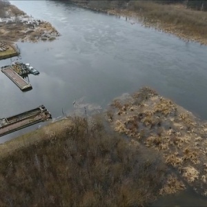 Podnosi się poziom wody w Narwi. Stan ostrzegawczy w Wiźnie, a w Ostrołęce... [WIDEO]
