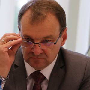 Radny Płocha pyta o umowę z Caritas. Kto kłamie w tej sprawie?